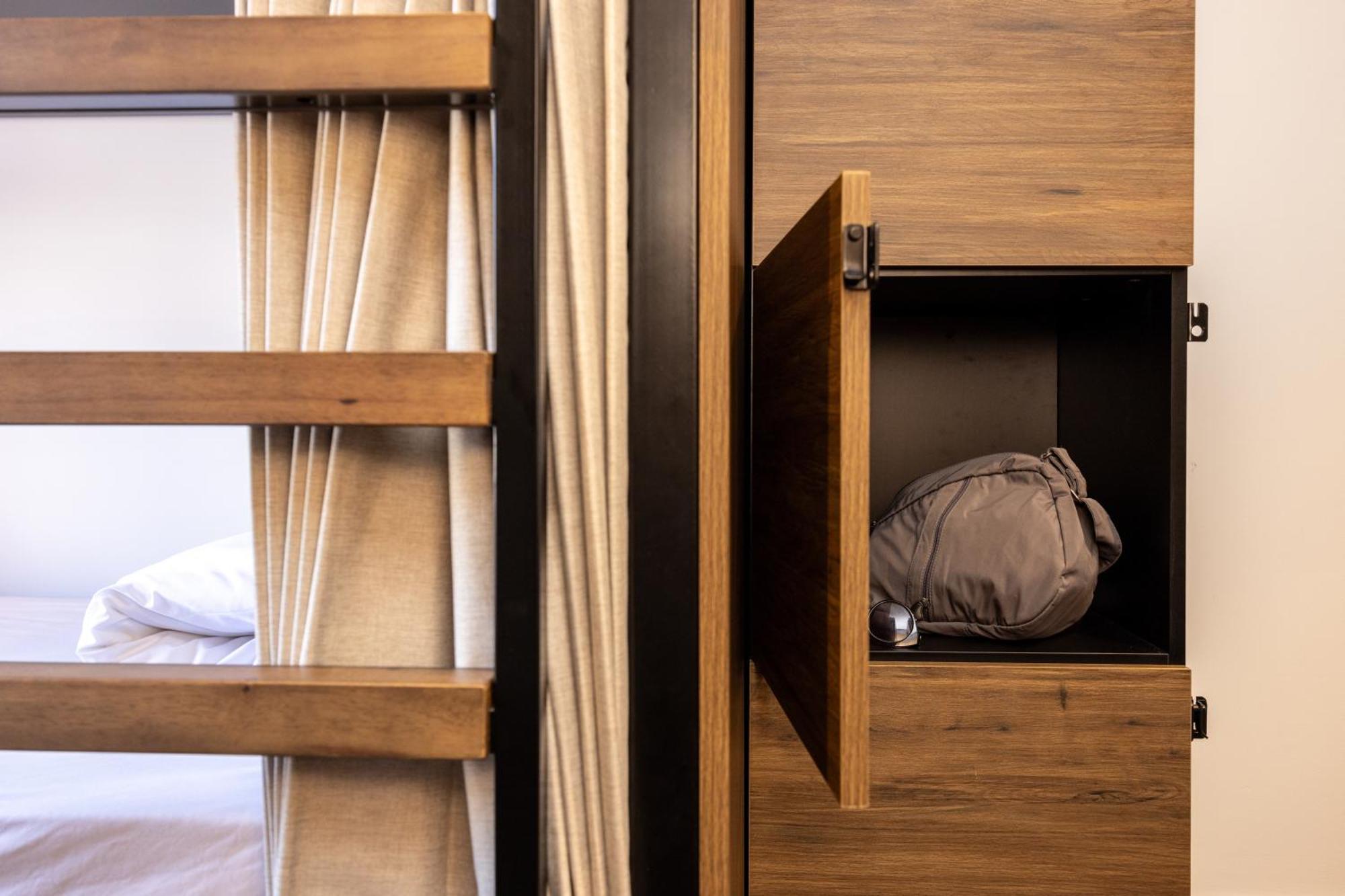 Haka House Rotorua Hostel Kültér fotó A capsule hotel in Tokyo