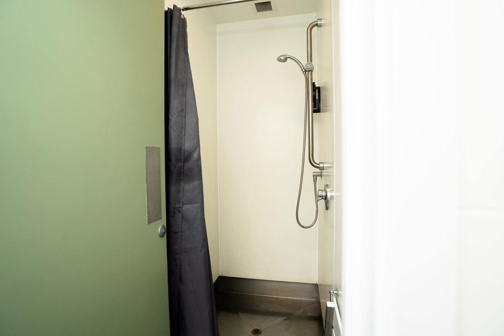 Haka House Rotorua Hostel Szoba fotó A shower cubicle