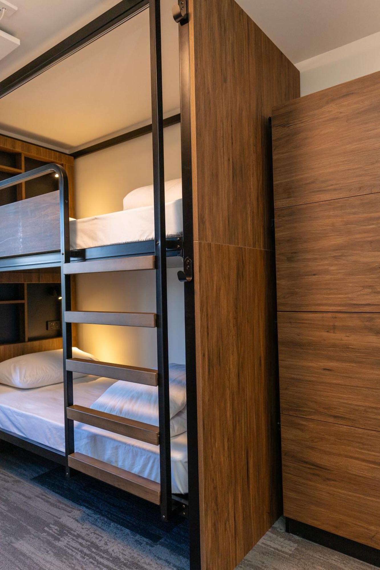 Haka House Rotorua Hostel Kültér fotó A bunk bed in a capsule hotel