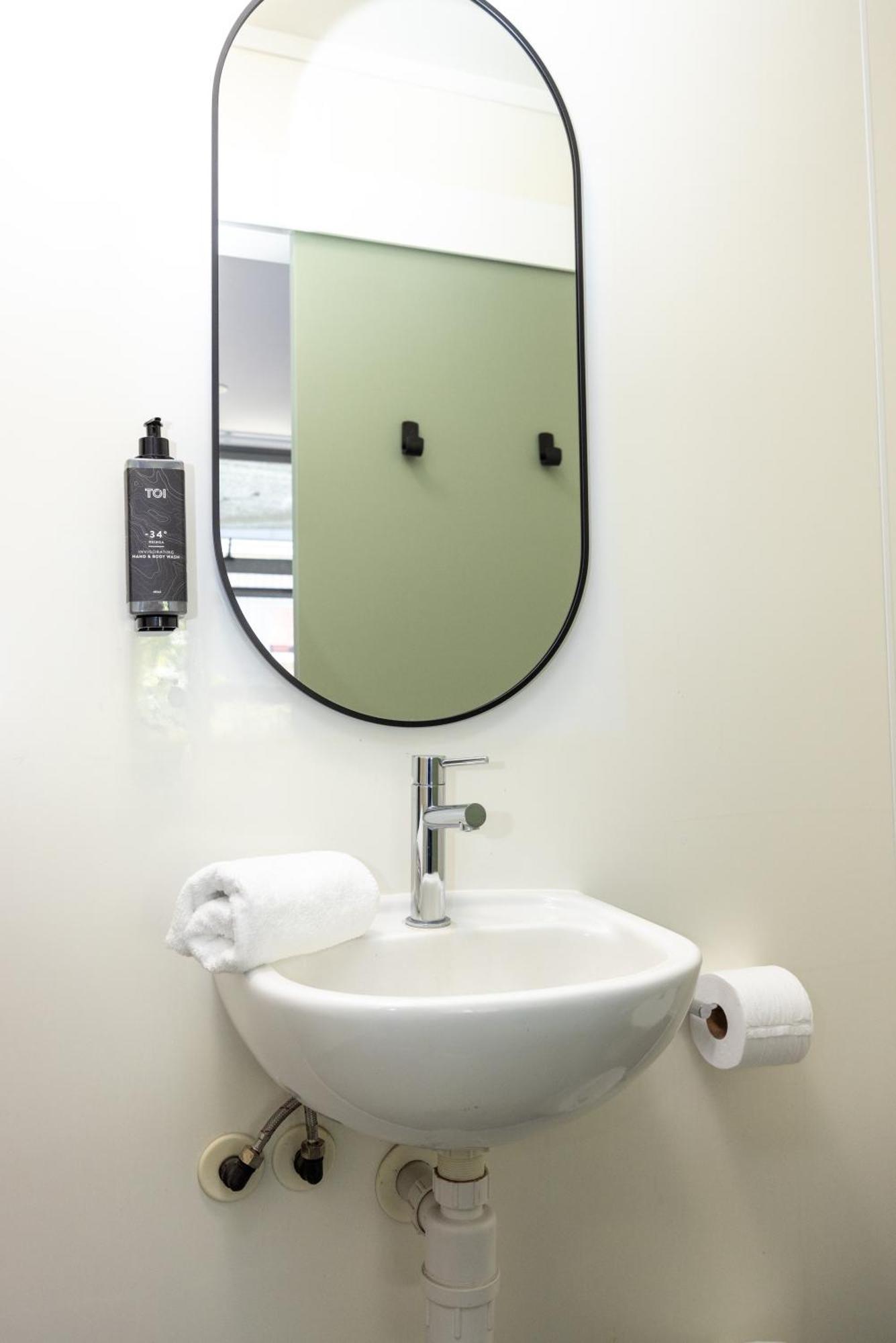 Haka House Rotorua Hostel Kültér fotó A bathroom in a hotel