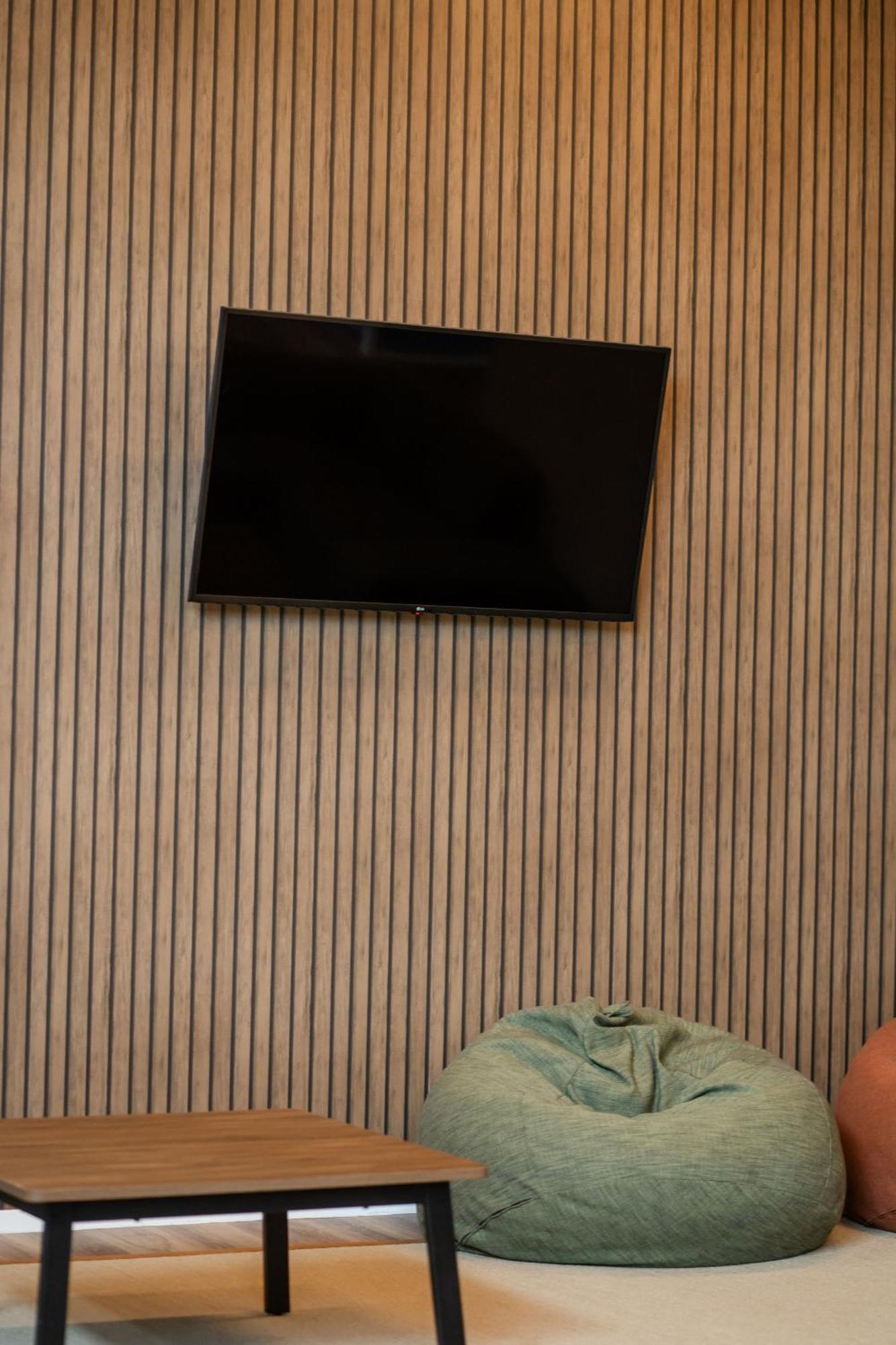 Haka House Rotorua Hostel Kültér fotó A wall mounted television