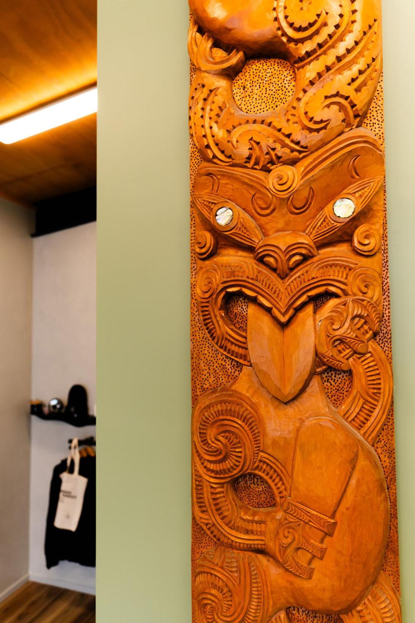Haka House Rotorua Hostel Kültér fotó A pounamu carving