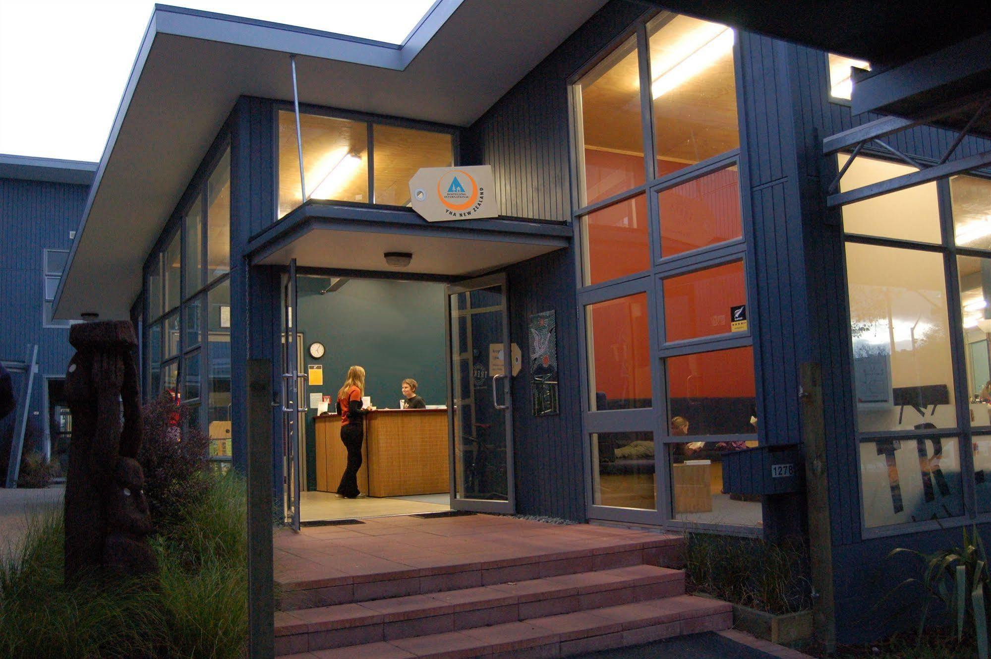 Haka House Rotorua Hostel Kültér fotó The entrance to the station